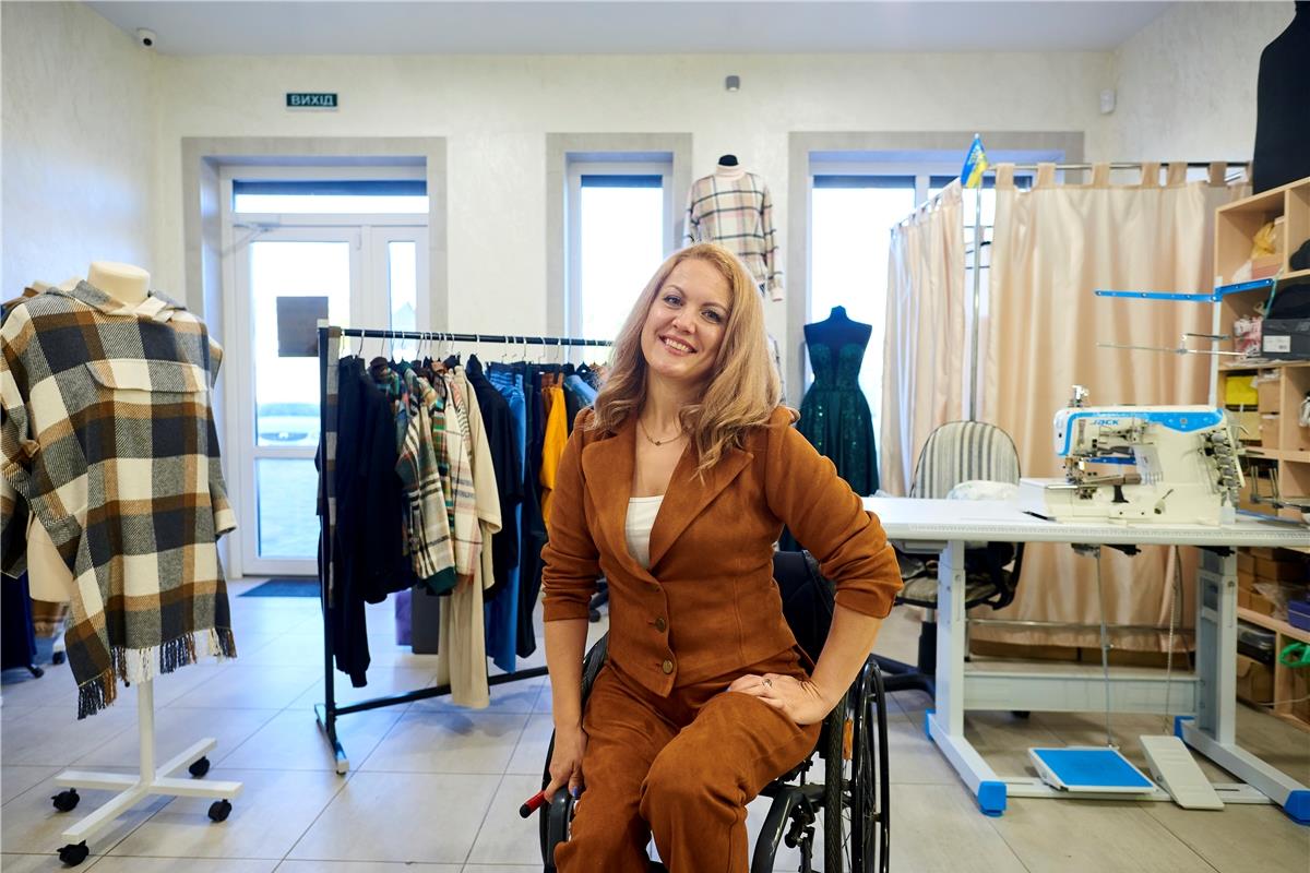 єРобота: На Київщині шиють адаптивний одяг для людей з інвалідністю
