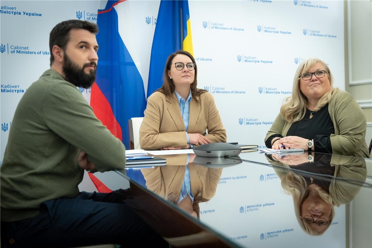 Перший віцепрем’єр-міністр - Міністр економіки України Юлія Свириденко та Надзвичайний і Повноважний Посол Республіки Словенія в Україні Матея Превольшек під час Церемонії підписання Угоди про донацію безповоротних коштів від Уряду Республіки Словенія Уряду України для гуманітарної допомоги з діяльності у сфері розмінування.
