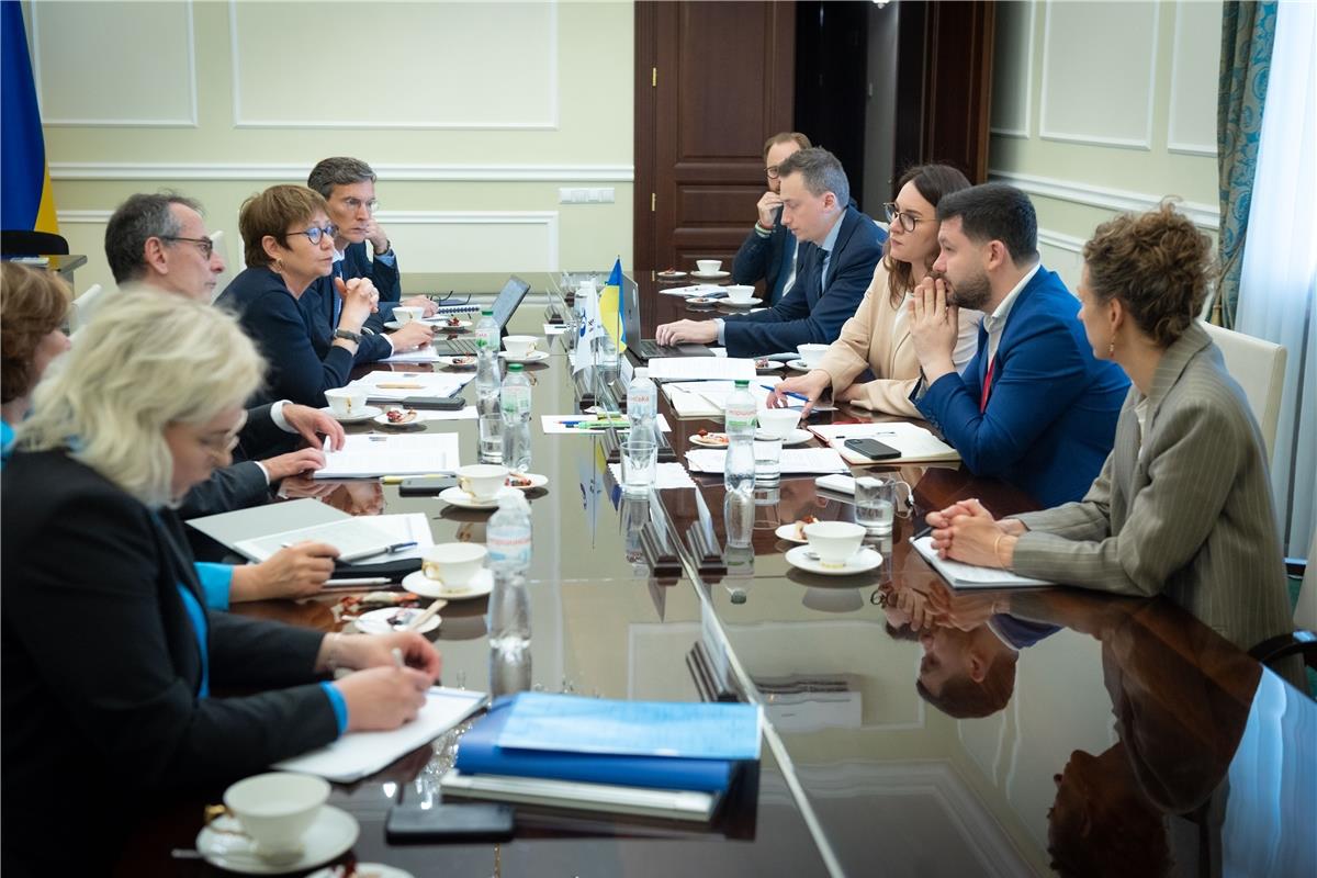 Перший віцепрем’єр-міністр України – Міністр економіки України Юлія Свириденко та президент ЄБРР Оділь Рено-Бассо обговорили під час зустрічі в Києві питання розробки та втілення програм підтримки українського бізнесу задля  відновлення енергетичного сектору та перекваліфікації працівників на більш потрібні на ринку праці професії.
