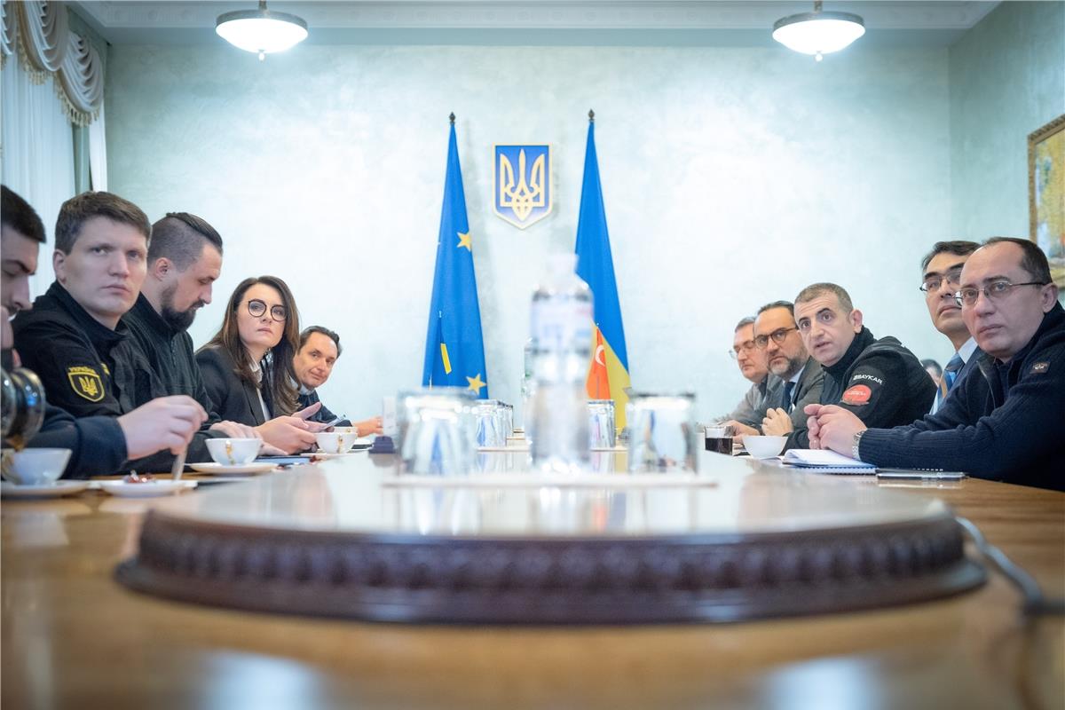 Зустріч Першого віцепрем’єр-міністра України - Міністра економіки України Юлії Свириденко та Міністра з питань стратегічних галузей промисловості України Олександра Камишіна із технічним директором та співвласником компанії «Baykar Defence» Сальчуком Байрактаром та Президентом Компанії «Trendyol Group» Четіном Чагаляном. 