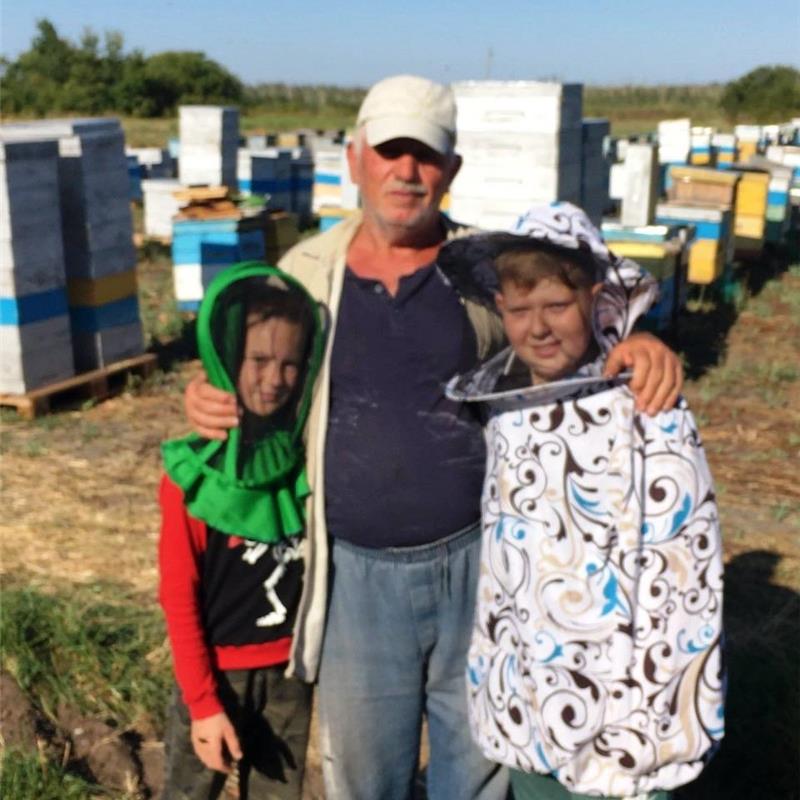єРобота: Бджоляр з Луганської області відновив свою справу на Дніпропетровщині
