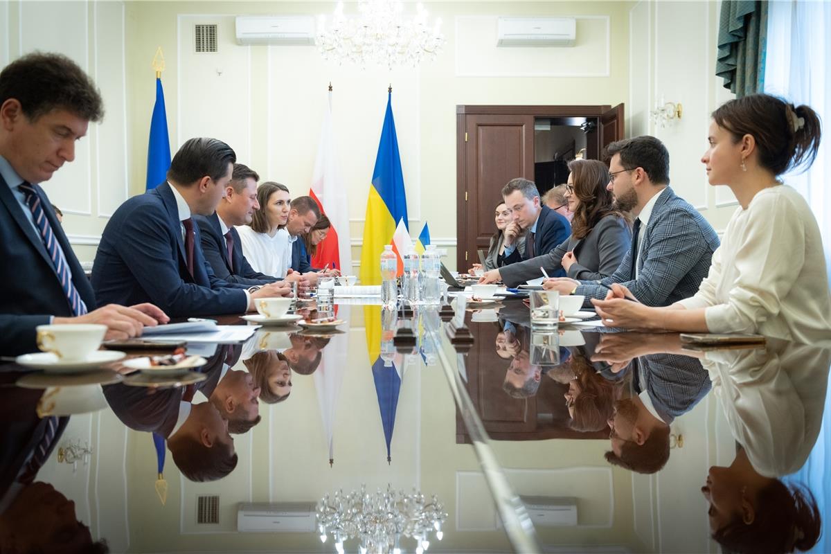 Перша Віцепрем’єр-міністерка - Міністерка економіки України Юлія Свириденко та Міністр Розвитку і Технологій Республіки Польща Кшиштоф Пашик обговорили можливості залучення польських інвестицій в виробничі підприємства в Україні, реалізацію спільних економічних проєктів та створення умов для повернення українців. 