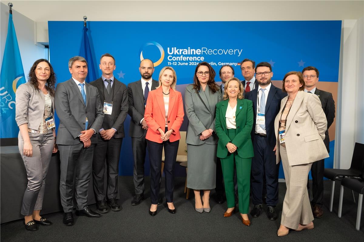 На Конференції з відновлення України, організованій урядами Німеччини та України в Берліні, Група Європейського інвестиційного банку (ЄІБ) у співпраці з Європейською Комісією та Урядом України підписала низку важливих проєктів та партнерських угод, спрямованих на підтримку економічної та соціальної стійкості України.