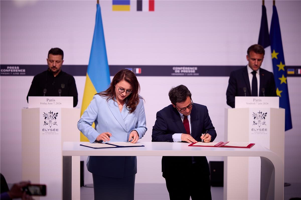 У Парижі за участі Президента України Володимира Зеленського і Президента Франції Емманюеля Макрона Перший віцепрем’єр-міністр України - Міністр економіки України Юлія Свириденко та Міністр Європи та закордонних справ Франції, Стефан Сежурне підписали низку Угод.
