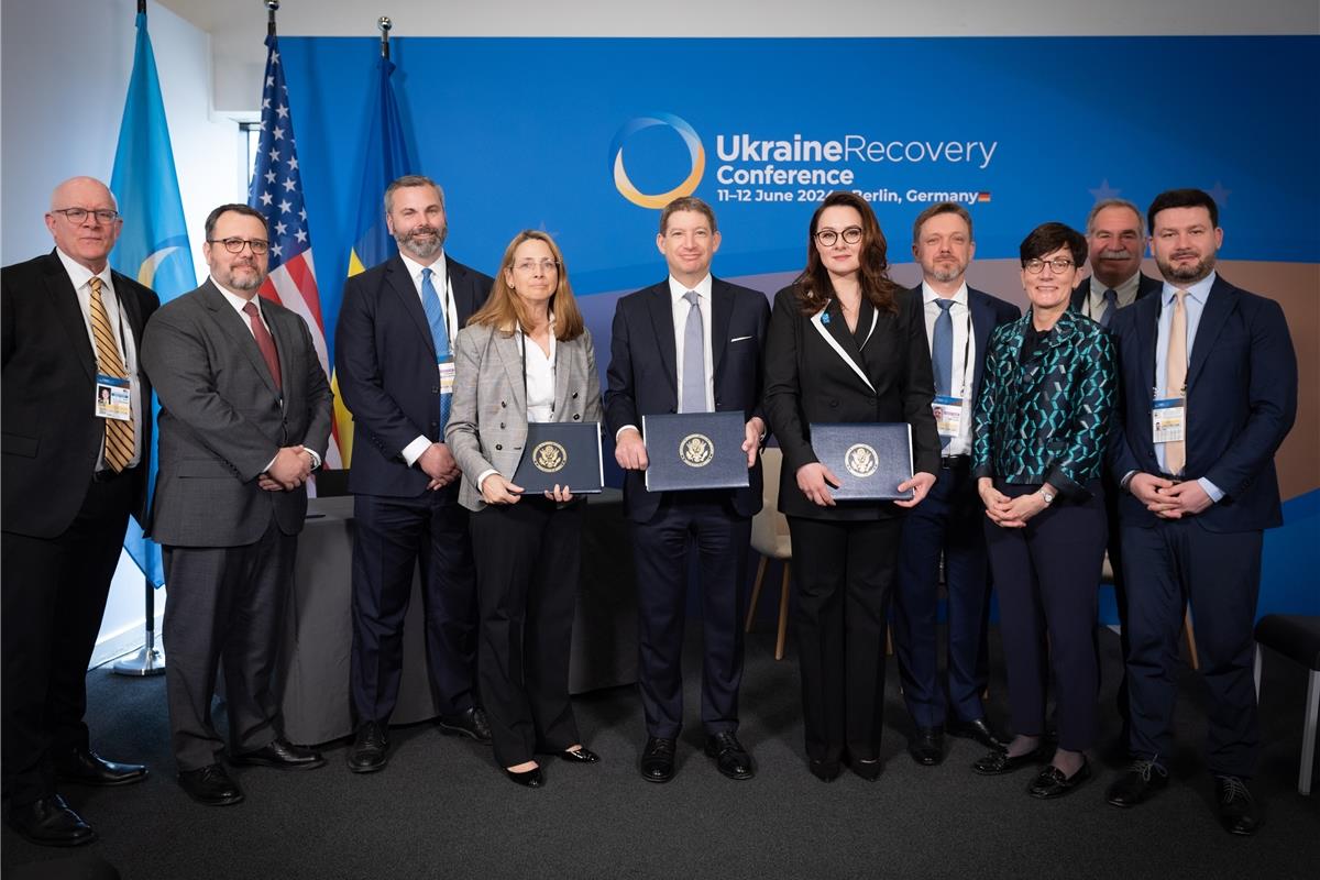 Перша Віцепрем'єр-міністерка – Міністерка економіки України Юлія Свириденко, головний виконавчий директор DFC Скотт Нейтан та керуючий директор Citibank Джулія Монако підписали Меморандум про розвиток ринку іпотечного житла в Україні.  
