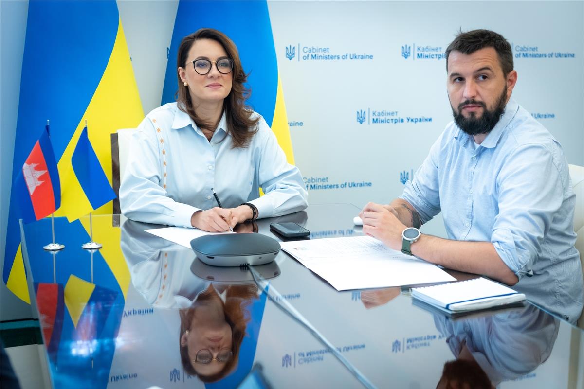 Перший віцепрем’єр-міністр України – Міністр економіки України Юлія Свириденко та заступник Міністра економіки Ігор Безкаравайний під час відео-конференції з генеральним директором Камбоджійського Центру розмінування Хенг Ратаном.