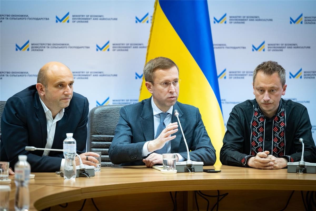 Прем’єр-міністр України Сергій Корецький представив колективу міністра економіки та довкілля України Олександра Кравченка