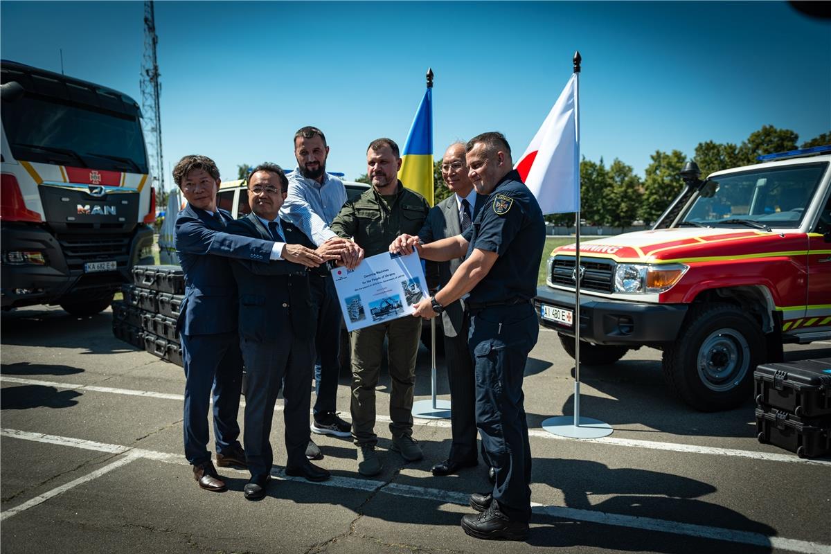Уряд Японії передав Україні дві машини для розмінування Nikken та інше новітнє обладнання, зокрема міношукачі ALIS. 